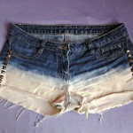 Short jeans descolorido com tachas