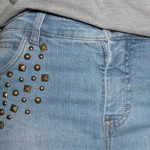 Tachinhas perto dos bolsos da calça jeans