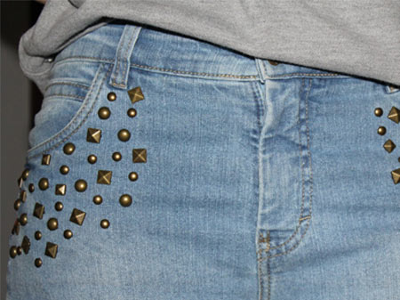 tachinhas perto do bolso da calça jeans