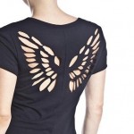 Camiseta com asas recortadas nas costas