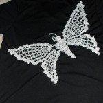 Camiseta com borboleta de crochê