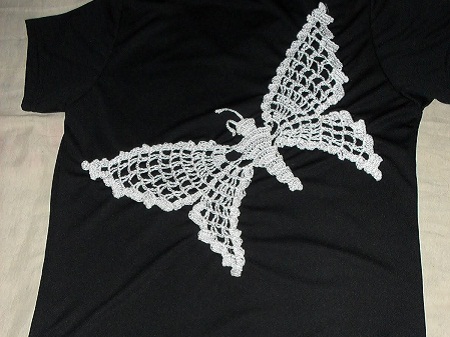 camiseta customizada com borboleta de crochê