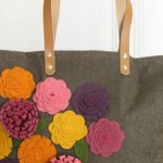 Bolsa customizada com flores de feltro