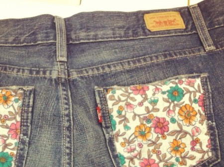 short jeans customizado com bolso de tecido floral