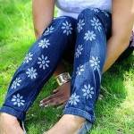 Calça jeans customizada com flores