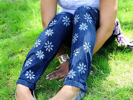 calça jeans customizada com flores