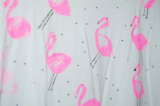 Como customizar camiseta com estampa de flamingos