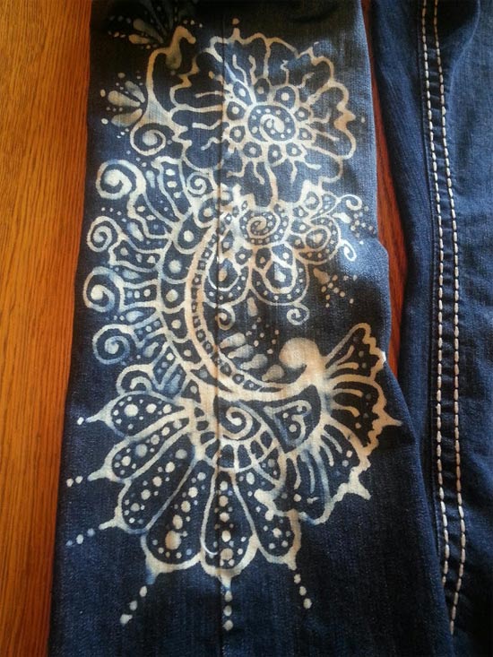 Customizar jeans com alvejante criando pinturas