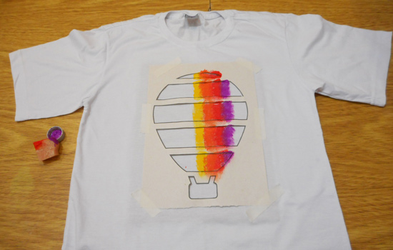 como-customizar-camiseta-pintura-balo-estencil-diy-8