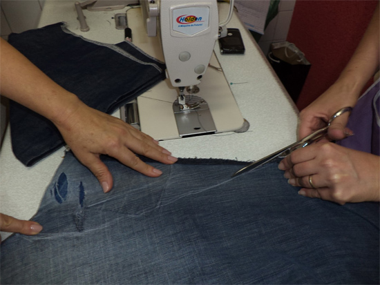 Como fazer remendo em calça jeans rasgada entre as pernas, como consertar calça jeans, como remendar rasgo calça jeans