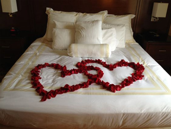 Decoração: ideias para o Dia dos Namorados - cama decorada para fazer amor com pétalas de rosas corações