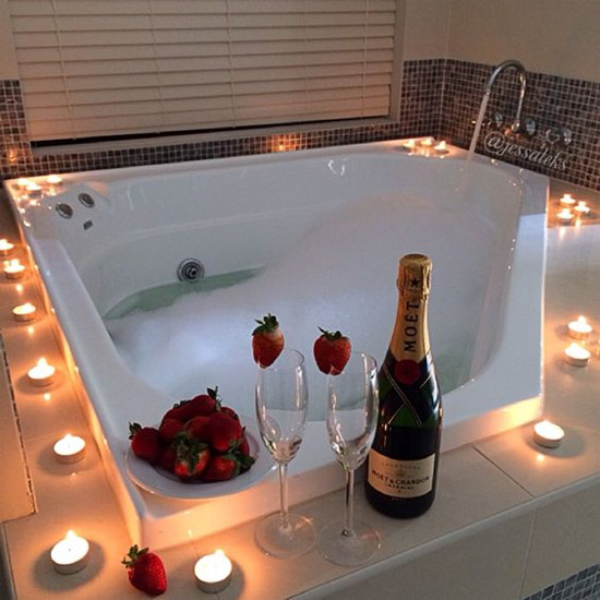 Decoração: ideias para o Dia dos Namorados - banheira de hidromassagem para dois decorada com velas, champanhe e morangos