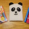 Aprenda nesse super tutorial como customizar seus cadernos, escolha entre o fofinho panda, colagem com revistas ou papel adesivo.