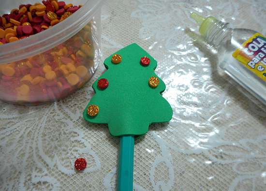 Lembrancinha de Natal: lápis com árvore de EVA  - Blog de  customização de roupas, moda, decoração e artesanato por Mariely Del Rey