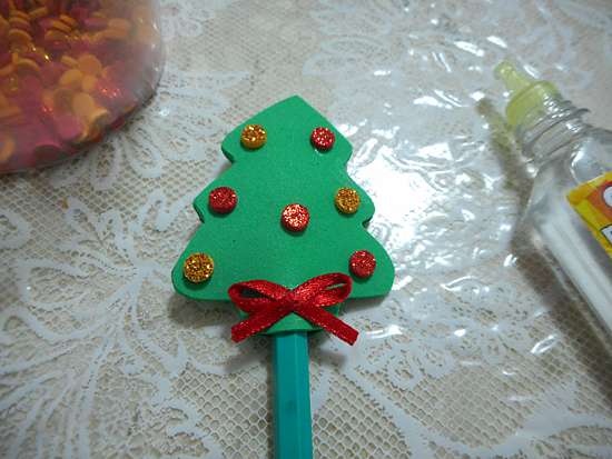 Lembrancinha de Natal: lápis com árvore de EVA  - Blog de  customização de roupas, moda, decoração e artesanato por Mariely Del Rey