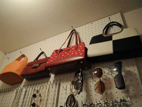 Como guardar e organizar bolsas de forma criativa e sem gastar muito dinheiro