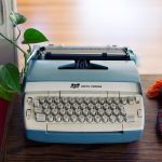 Decoração com máquina de escrever antiga