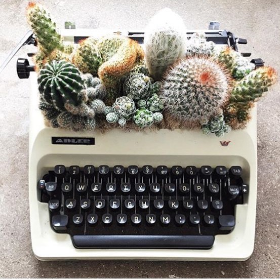 Decoração com máquina de escrever antiga