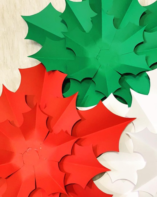 Flores de papel natalinas  - Blog de customização de  roupas, moda, decoração e artesanato por Mariely Del Rey