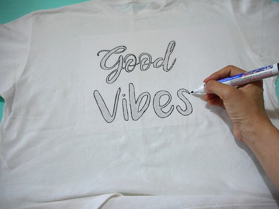 Customização de camiseta Good Vibes