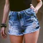 Como usar short jeans: dicas para criar looks interessantes