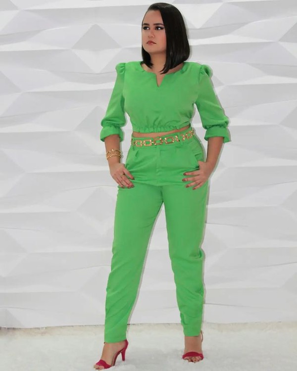 Conjunto de sapatos e acessórios de roupas femininas verde e