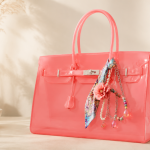 Bolsa Firkin virou febre: 9 ideias para customizar a “Birkin de plástico”