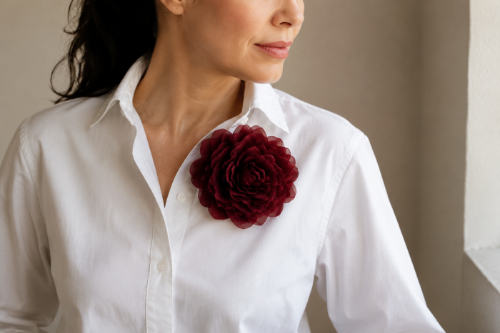 maxi broches voltaram - moda feminina Camisa branca customizada com maxi broche floral vinho