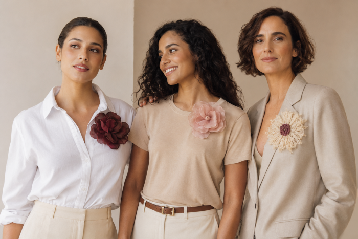 Maxi broche voltaram - moda feminina Mulheres usando maxi broches em camisa, camiseta e blazer